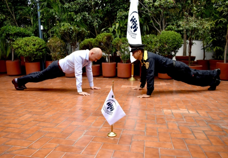ES POLICÍA CAMPEÓN DE LAGARTIJAS Y EMBAJADOR DEPORTIVO
